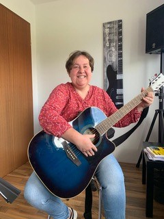 Claudia Kienz mit Gitarre, Lehrerin bei ON STAGE! Musikschule