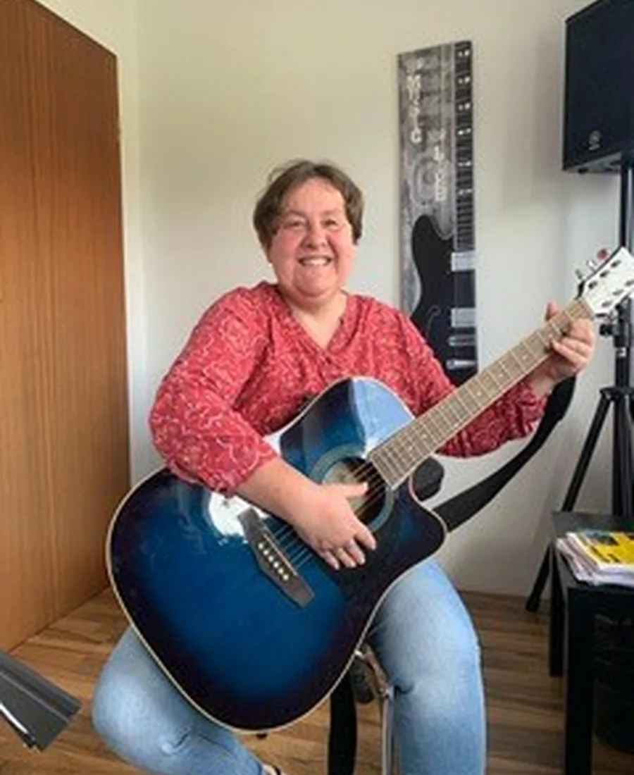 Claudia Kienz mit Gitarre, Lehrerin bei ON STAGE!